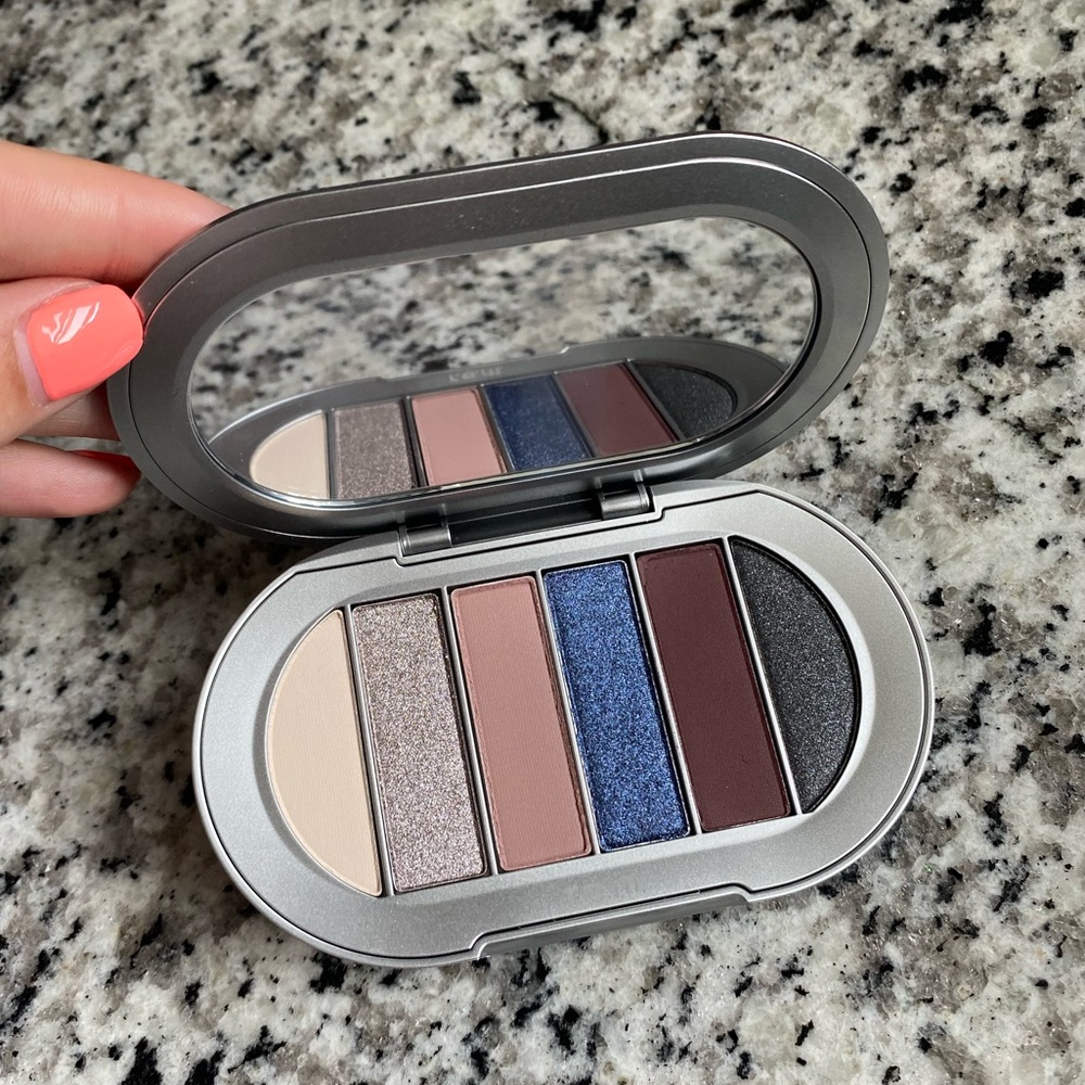 R.E.M. BEAUTY by Ariana Grande eyeshadow palette - Picture 2 of 10